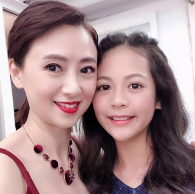 有种"逆袭"叫翁虹女儿,曾被吐槽浪费基因,今撞脸阿娇获数万赞