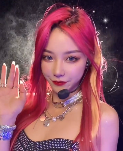 刀小刀为热度不惜放弃自我将红发染成渐变色仿佛像变了个人