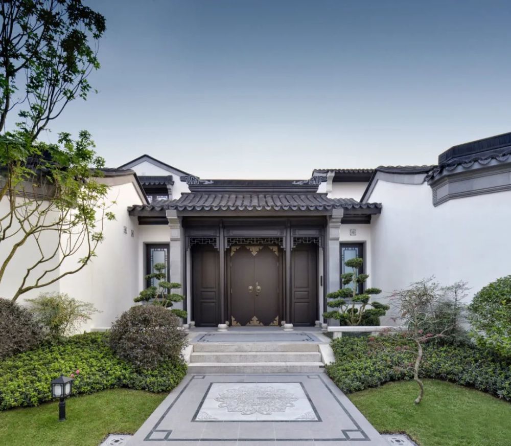 (重庆融创桃花源将军门实景图)内宅与前院唯一通道的垂花门,端庄华丽