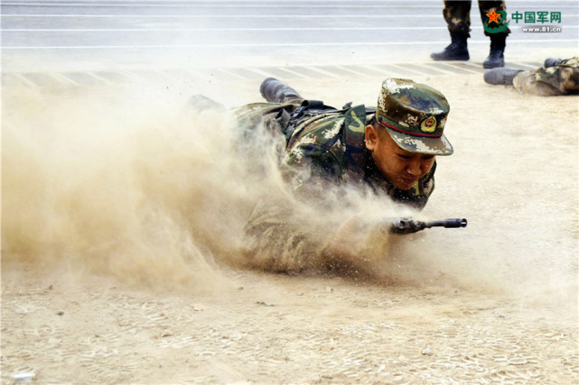 这群新兵匍匐前进的样子真帅!