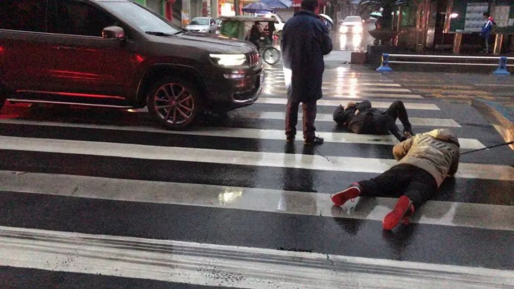 乐山城区泌水院步行街!今早,两行人斑马线上被撞