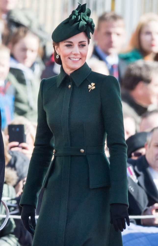 虽然凯特王妃穿的相同风格大衣裙,但是服装颜色,长度的不同,呈现出来