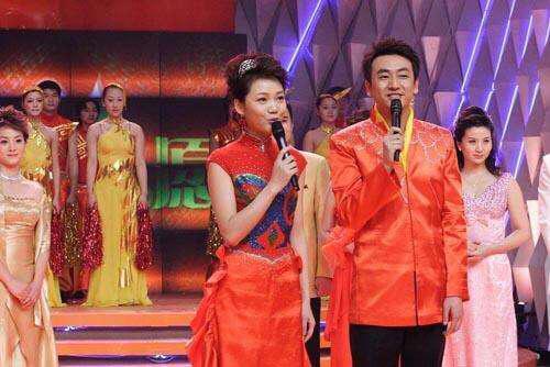 安徽台一姐周群热舞抬腿露毛裤被指不矜持还不如去当喜剧演员