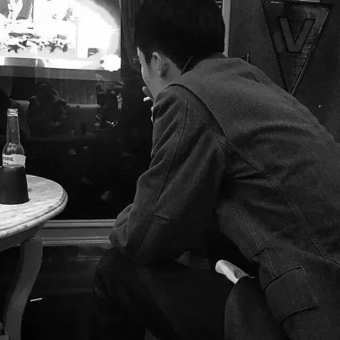 黑白系真人男头动漫男生头像