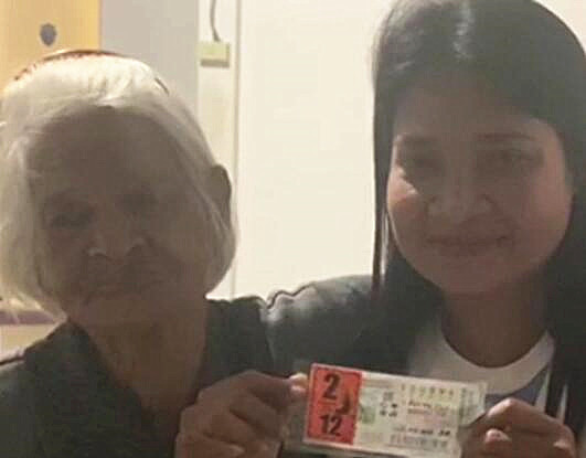 失业女子买张彩票中了130万 称是已故祖父梦里告诉她的号码 腾讯新闻