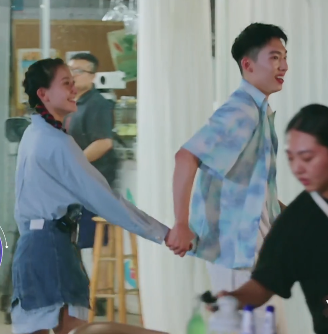 女儿3于家翊主动牵手张豆豆游戏时从背后搂住豆豆太甜了