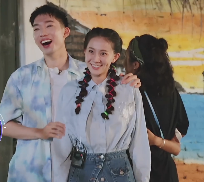 女儿3于家翊主动牵手张豆豆游戏时从背后搂住豆豆太甜了