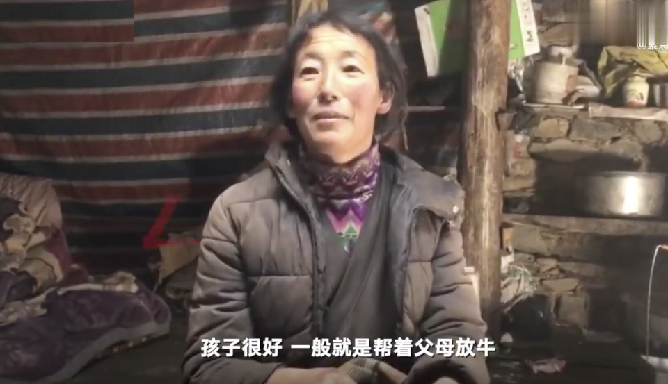 丁真妈妈采访露面:房屋破旧但为人很慈祥,期待儿子为村民做善事