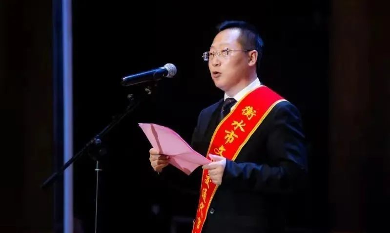 证书他们分别是:河北衡水中学校长郗会锁,衡水桃城中学董事长张福谦