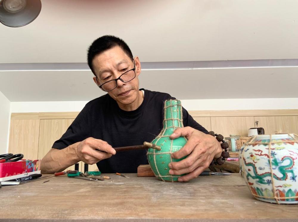 "锔瓷匠"承灵韵,守初心 演绎让碎瓷重生的新艺术场景_腾讯新闻