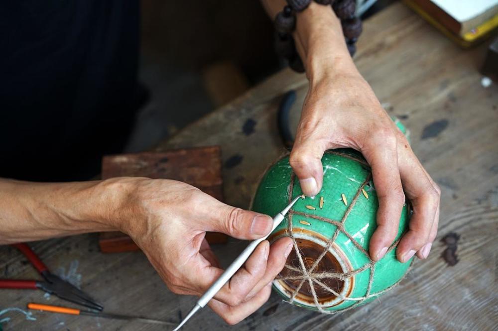 "锔瓷匠"承灵韵,守初心 演绎让碎瓷重生的新艺术场景_腾讯新闻