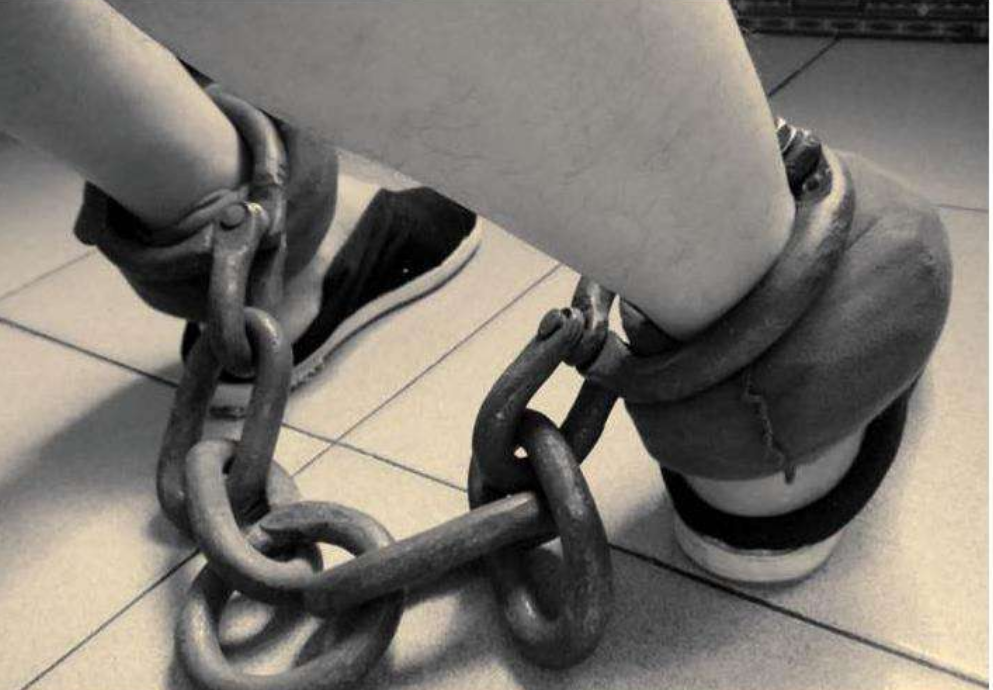 黑龙江男子铁链锁住妻子50多年,暴力殴打,女子下决心杀夫