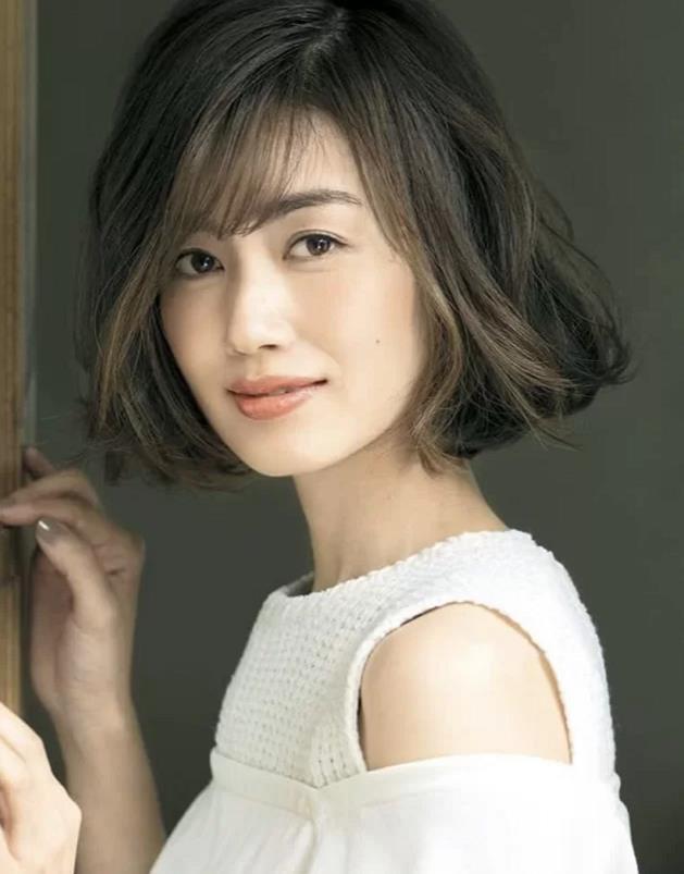 55岁左右的女人最好别留长直发建议烫这几种发型优雅好看