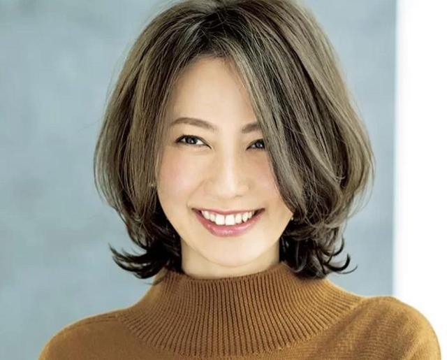 55岁左右的女人,最好别留长直发,建议烫这几种发型,优雅好看_腾讯新闻