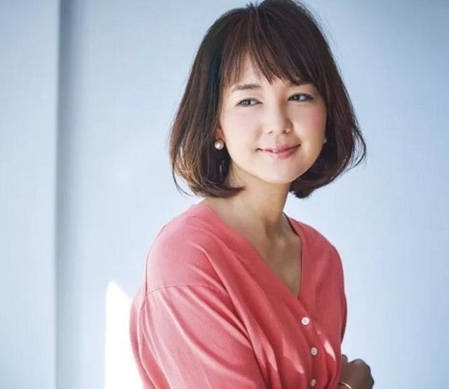 55岁左右的女人最好别留长直发建议烫这几种发型优雅好看