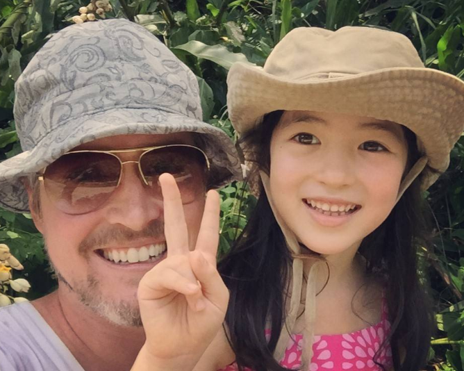 夏克立为11岁夏天庆生晒近照大眼长发笑容甜美变化大