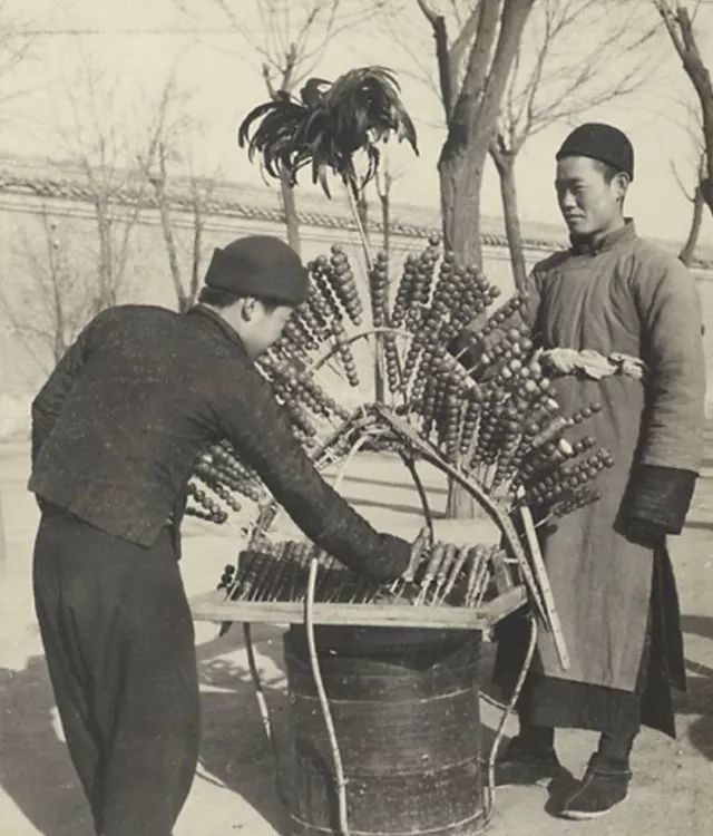 大街上卖糖葫芦的,北京的糖葫芦很有名气.