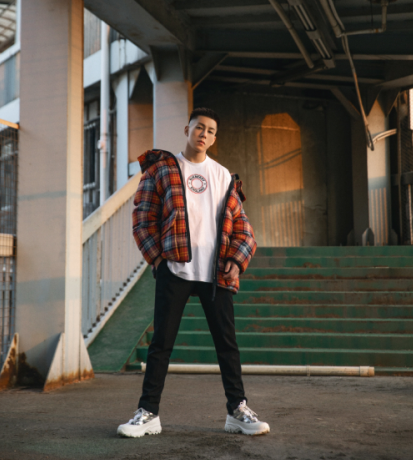 与金莎拒绝盛况一样,金晨约会的下一位男嘉宾情况更糟,不仅被扒出在某