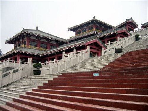 公元前247年,秦庄襄王驾崩后,年仅12岁的嬴政即位成为秦王.