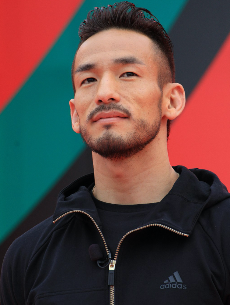 中田英寿长得很有味道,身材也超级棒,在亚洲有很高的知名度,是不少