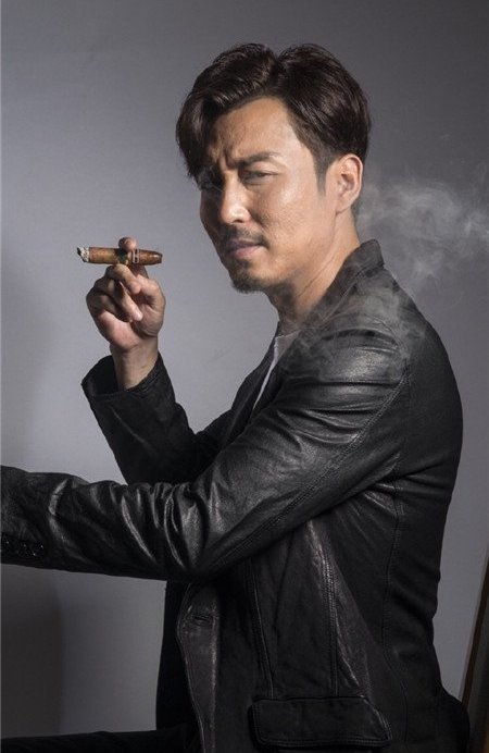 王泷正被岁月沧桑出成熟内涵的颓废大叔40岁的他终于红了