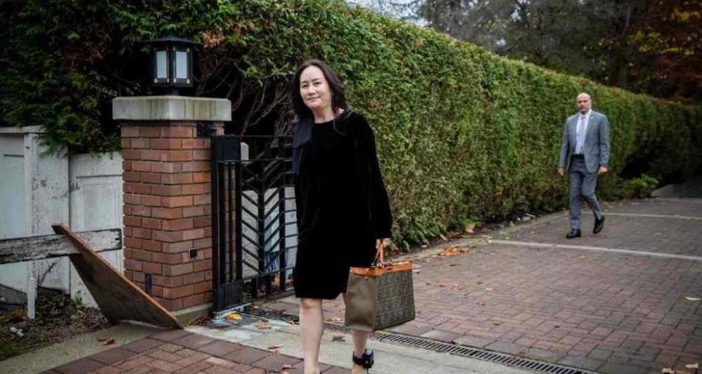 48岁孟晚舟加拿大再次亮相,穿黑色连衣裙配高跟鞋,高贵又优雅_腾讯