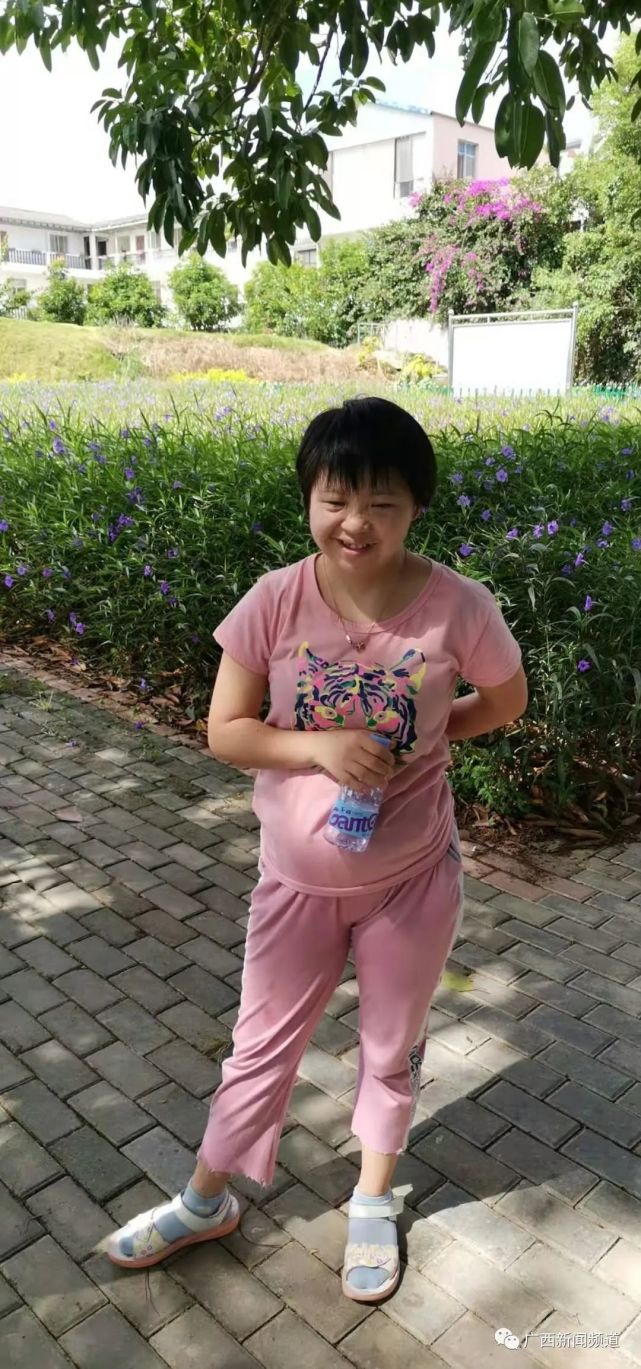 20岁智障女孩在南宁公园走失,已一整天没吃饭……_腾讯新闻
