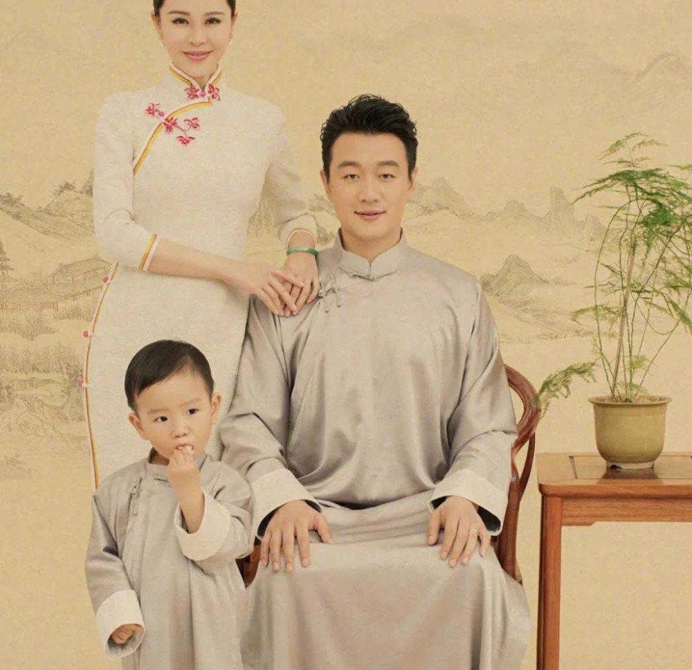 佟大为一家五口拍民国风照关悦穿白色旗袍好惊艳全家福好温馨