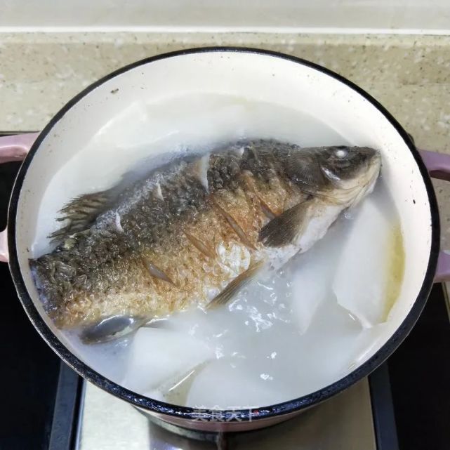 鯽魚蘿蔔湯:湯白味鮮營養好,全家都愛喝