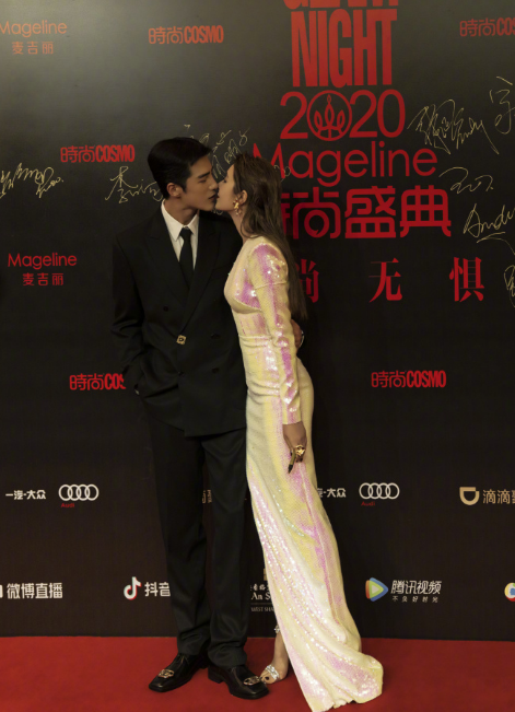  . 姜潮麦迪娜红毯接吻三次
