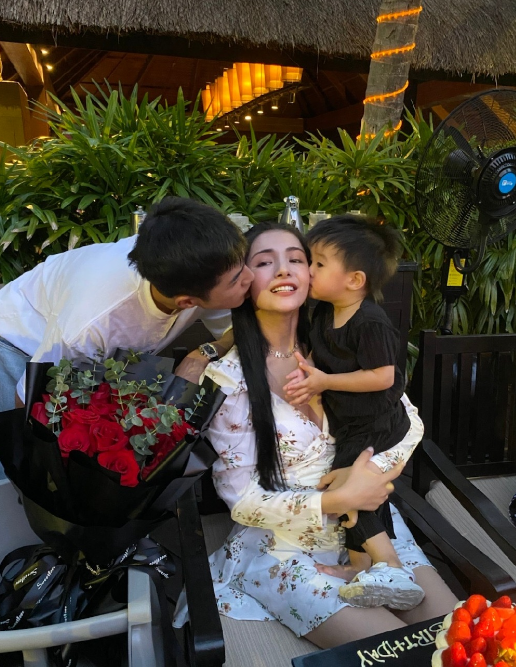  . 姜潮麦迪娜红毯接吻三次
