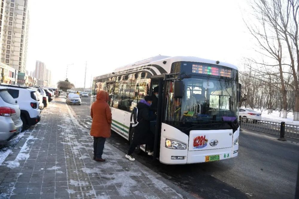 长春281路公交缩短早晚高峰车隔时间