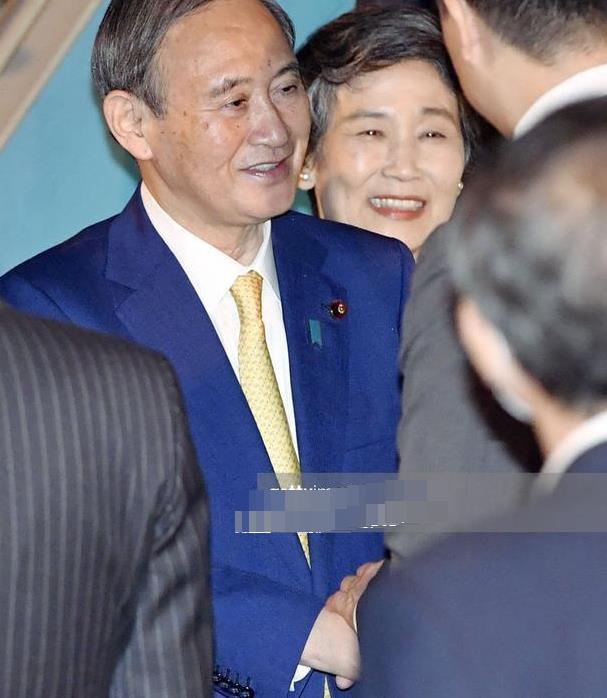 说起菅义伟和妻子的爱情故事,还是非常梦幻的.