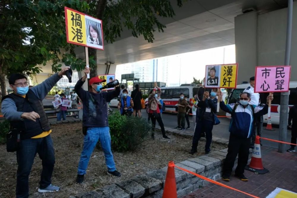 乱港分子黄之锋,林朗彦,周庭今天(2日)下午被判刑,有 香港 市民开