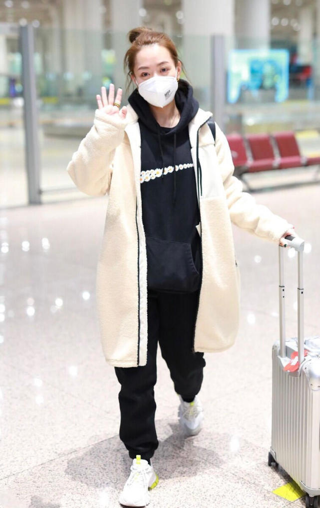 白冰穿得贵气白色羊羔毛外套配黑色卫衣保暖舒适简约大气