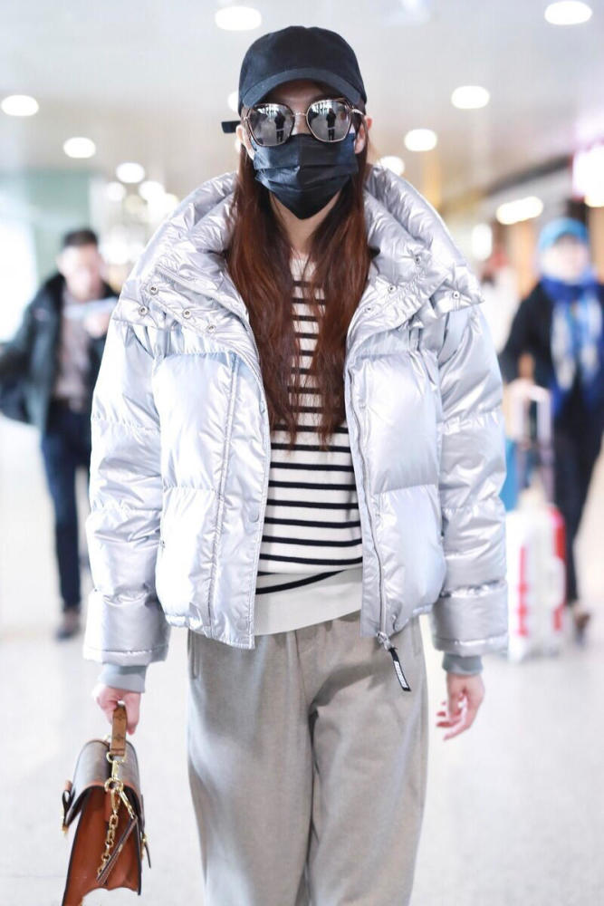 唐嫣穿衣不简单穿银色羽绒服高调保暖配条纹针织衫休闲舒适