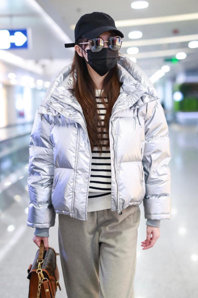 唐嫣穿衣不简单穿银色羽绒服高调保暖配条纹针织衫休闲舒适