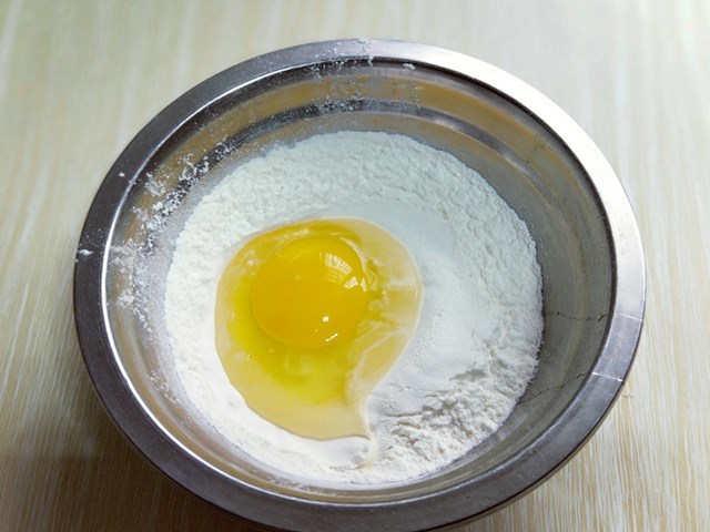 炸小河鱼,裹面粉还是直接炸?其实都不对,瘦猴来教你正确做法