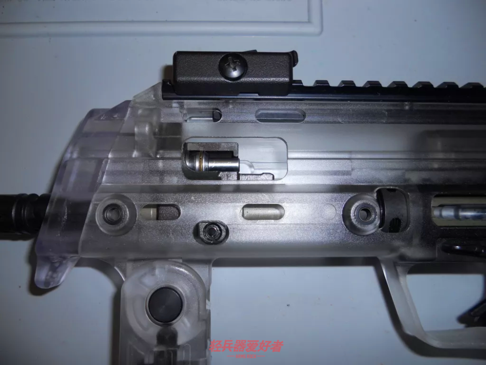 为了降低击发机的尺寸,mp7内部没有使用g36或usp的扳机簧.