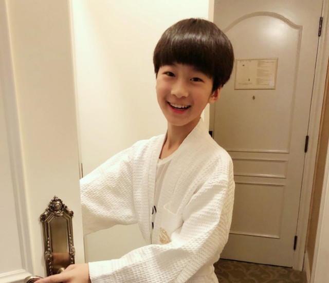 有种"遗传"叫张亮儿子,13岁身高近170,西装少年"霸总"模样