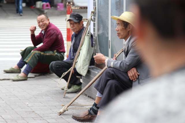 依靠自己掙錢養老的農村老人他們晚年生活怎麼樣過得幸福嗎