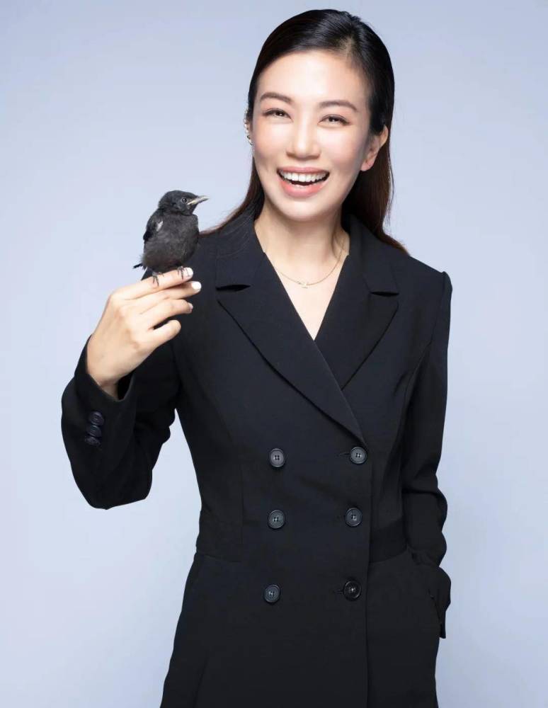 经纪人summer的原名叫林有慧,1973年出生,毕业于纽约理工学院大众传播