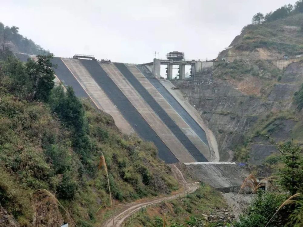 凱里嘎醉河水庫大壩基本完工明年下閘蓄水後凱里將又添新景