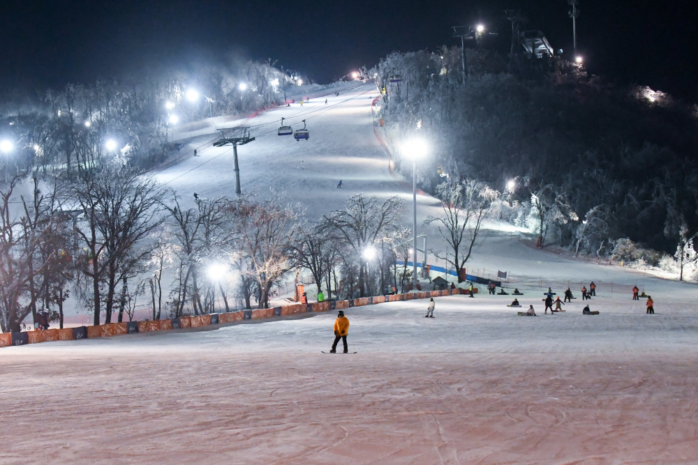 12月2日,一名滑雪爱好者在长春庙香山滑雪场体验夜滑.