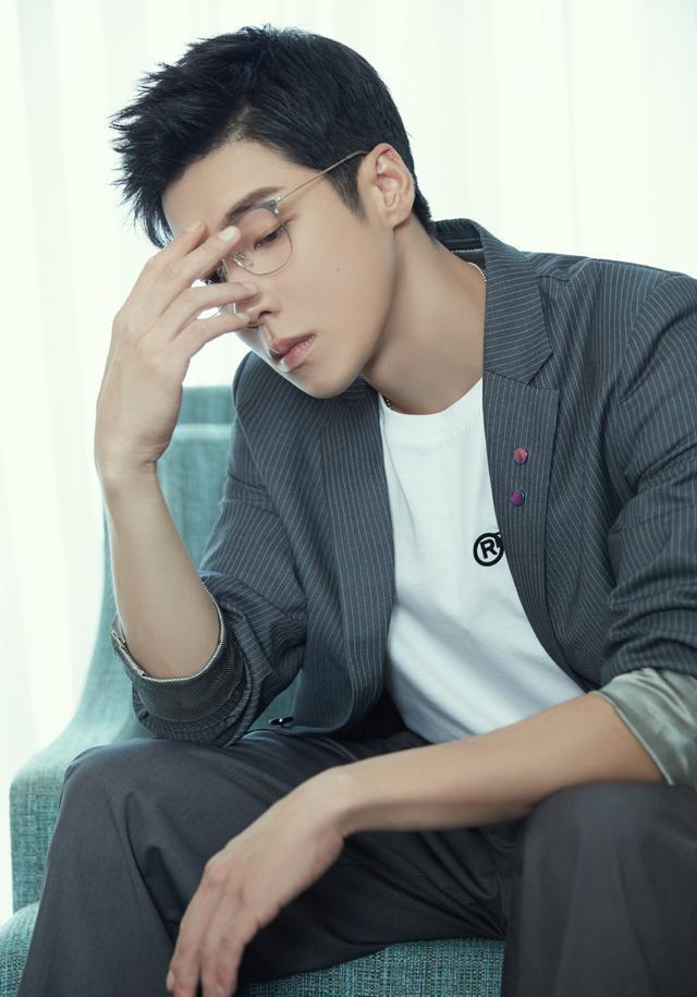 热血霸气时尚不羁的高瀚宇有着一种韩国学长的感觉很是帅气