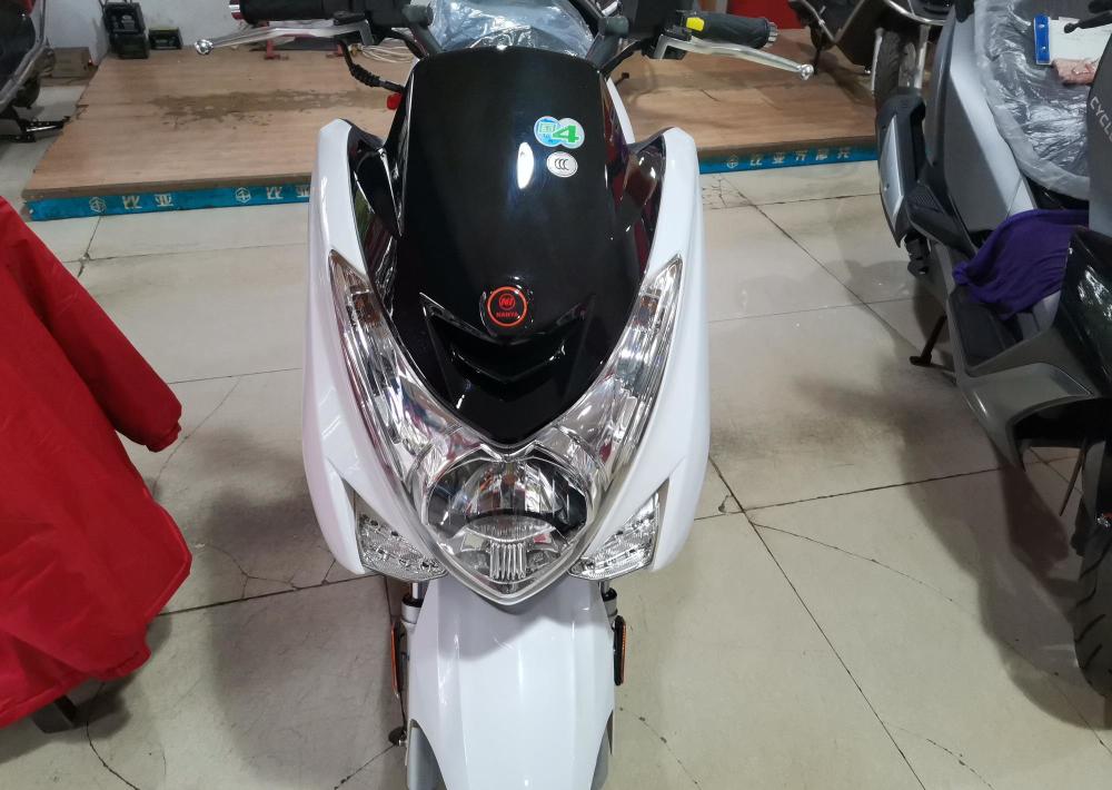 昨天去摩托车市场看了一下,发现了一辆南雅125-50a的摩托,外观漂亮