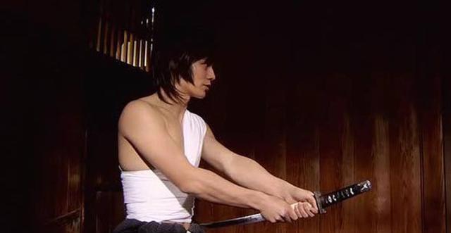 日军战败将领切腹痛苦全程,仪式感强烈,穿着隆重,专业武士补刀