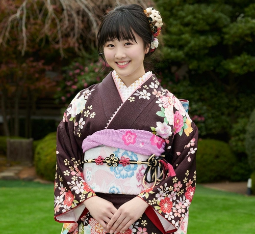 对于这件盛装,本田望结表示:"今天的和服上面的颜色被大家说是红豆色