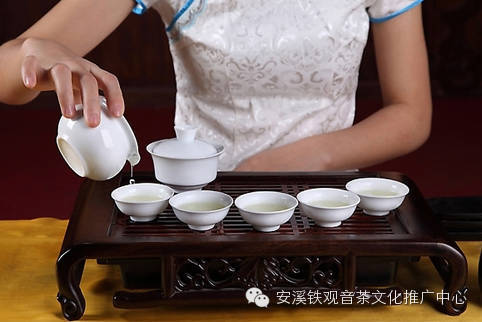 点茶—韩信点兵:将杯中剩下的茶汤一点点地滴注到茶杯中,使每杯茶都