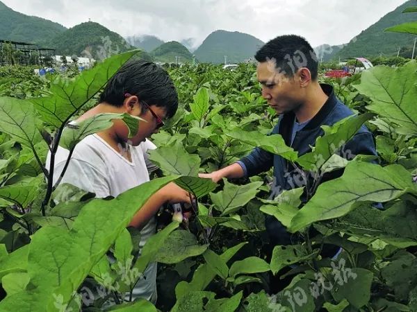 余永流(右)生前在工作中